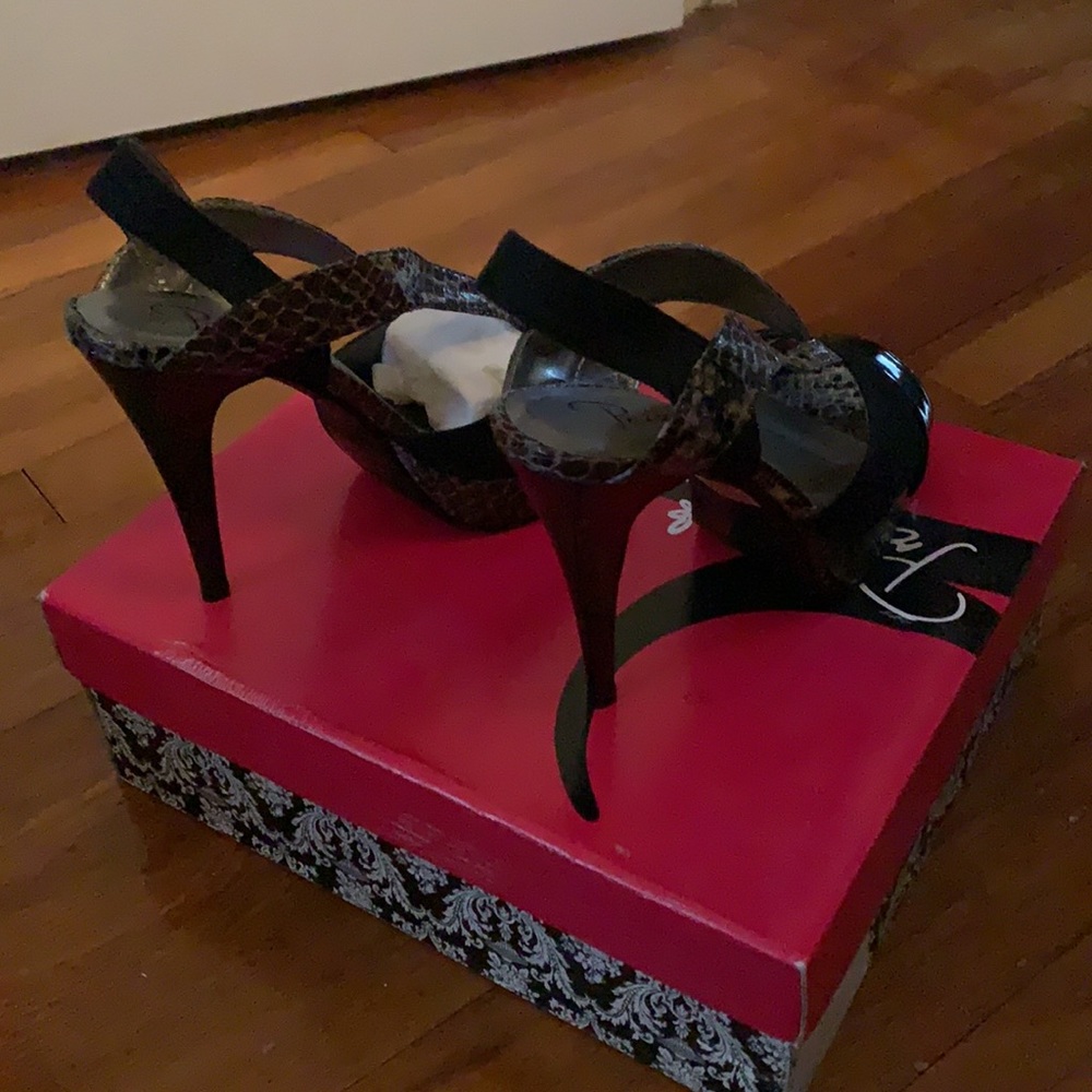 Sandals - Picture 4 of 4